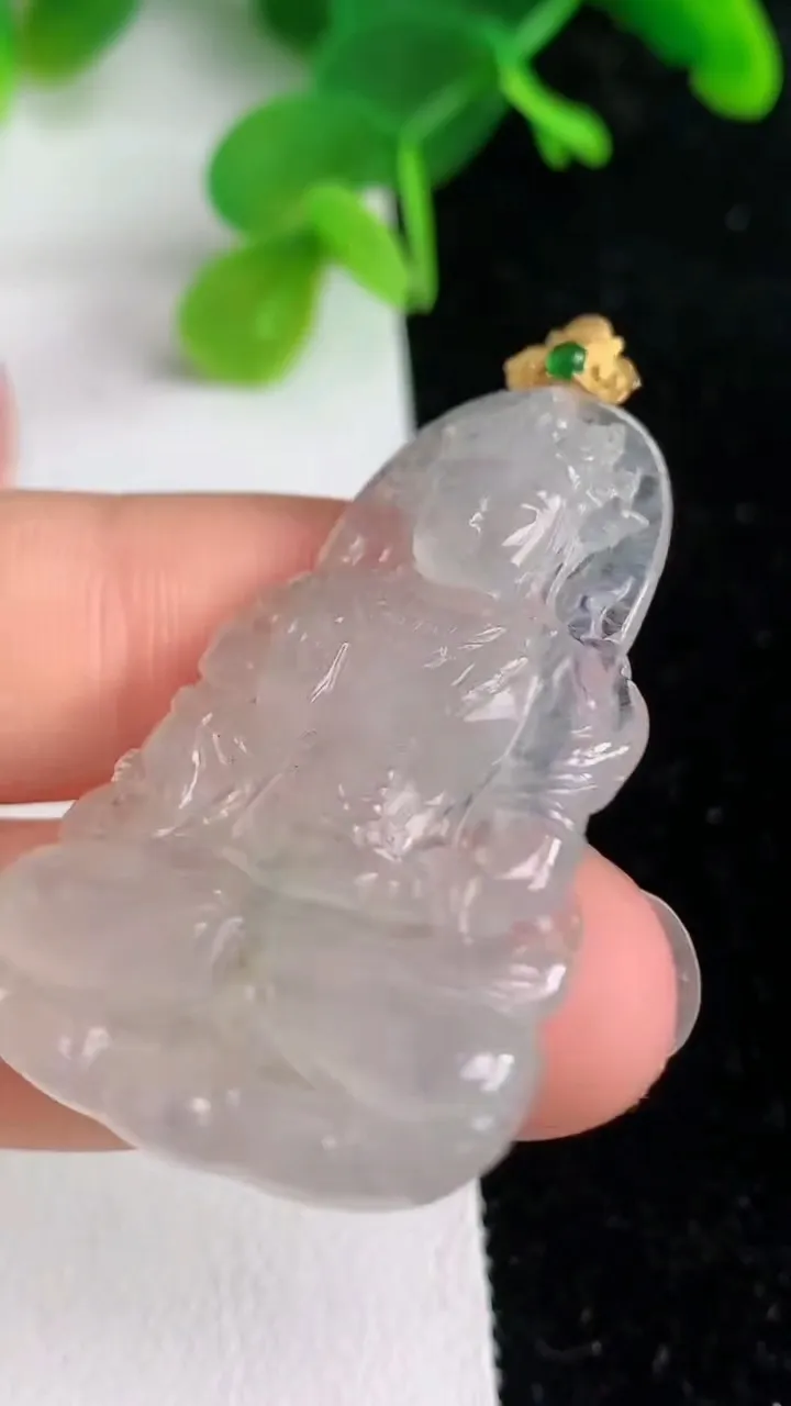 天然A货翡翠k金白冰观音菩萨吊坠，尺寸43-26.4-4，重量:7.44g
6月6日