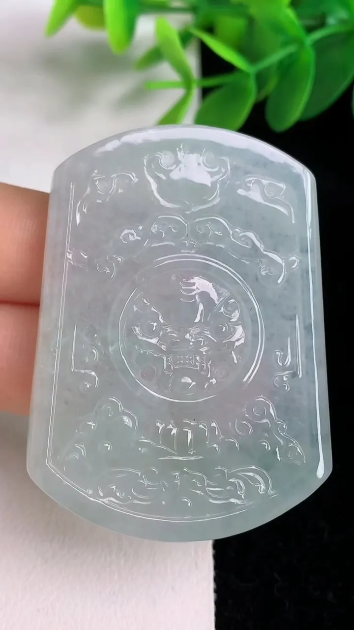 天然A货翡翠龙牌吊坠，尺寸52-38.4-4.4，重量:24.20g
6月6日