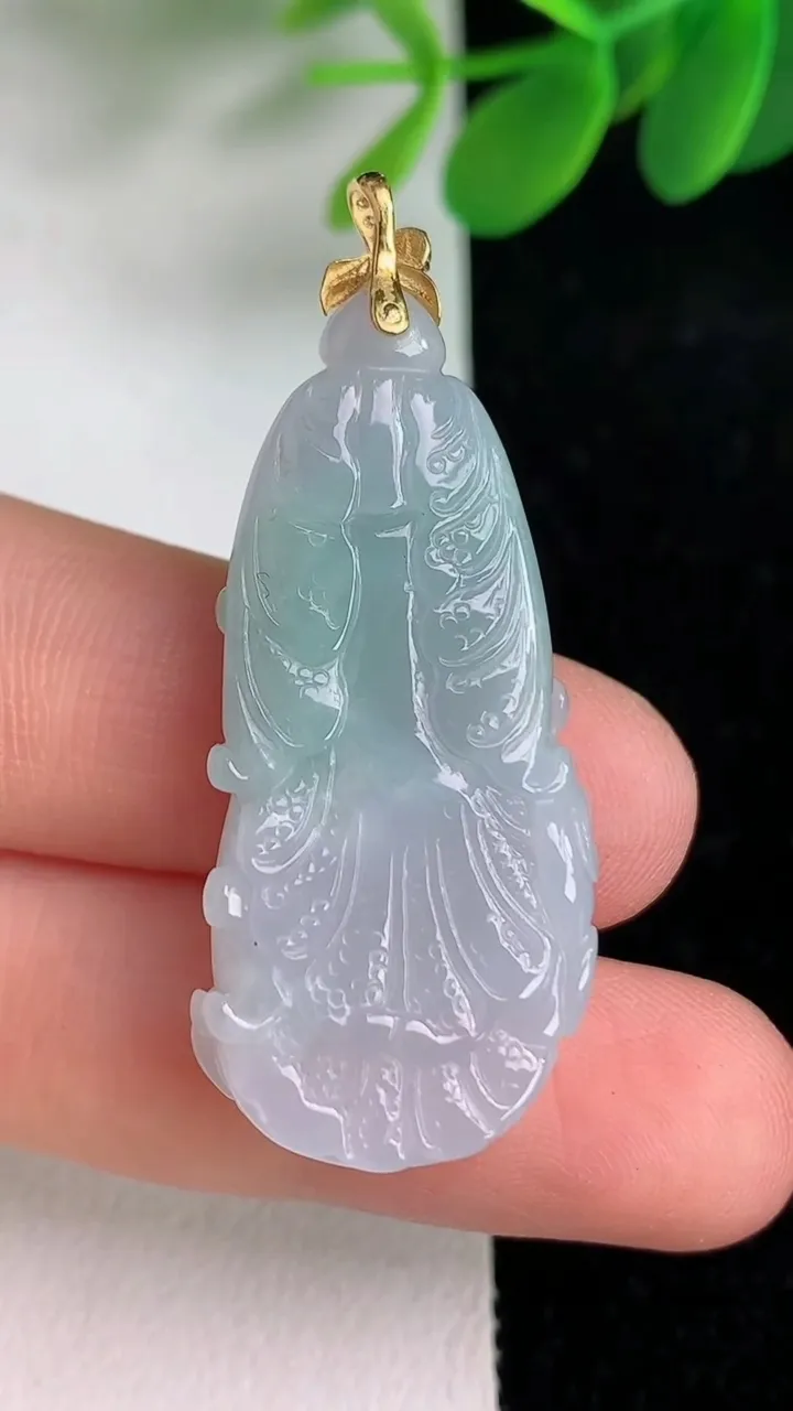 天然A货翡翠白菜吊坠，尺寸37.8-16.7-6.5，重量:8.98g
6月6日