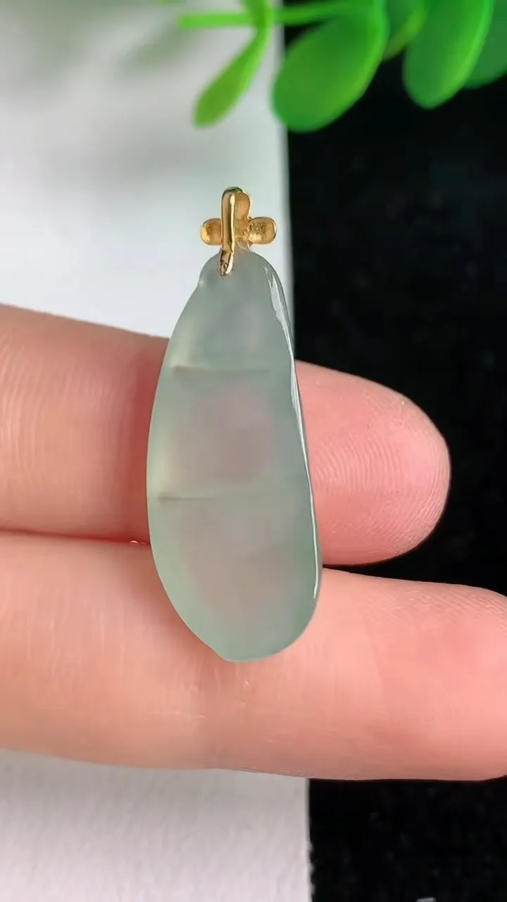 天然A货翡翠种福豆吊坠，尺寸26.7-11-5.7，重量:3.01g
6月6日