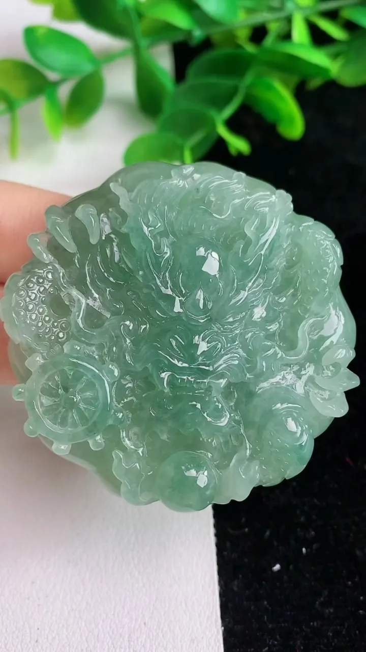 天然A货翡翠龙牌吊坠，尺寸50.4-52.4-10，重量:52.30g
6月6日