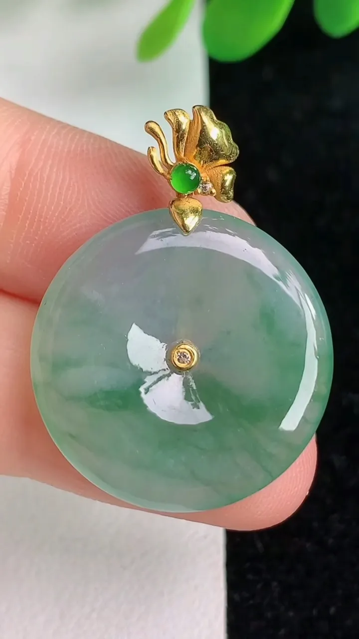 天然A货翡翠18k金飘花平安扣吊坠，尺寸23.8-3.7，重量:4.97g
6月6日