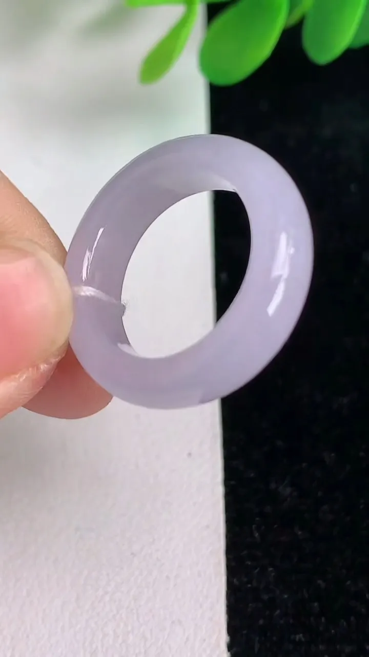 天然A货翡翠紫罗兰戒指指环，尺寸17.7-5.8-3.6，重量:4.56g2025年6月6日
工厂直销收藏佳品,种好水足，色泽均匀，有种有色，上手高大气！