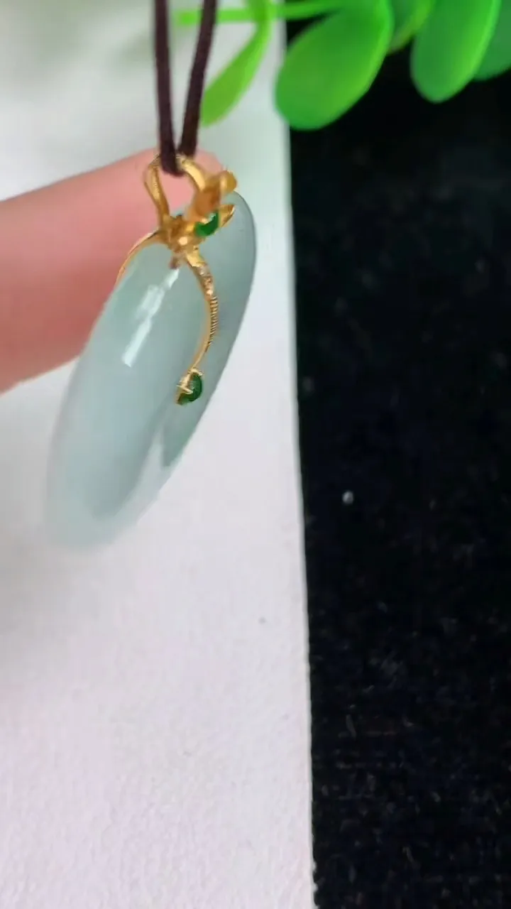 天然A货翡翠平安扣吊坠，尺寸26.5-5.6，重量:8.44g
6月6日