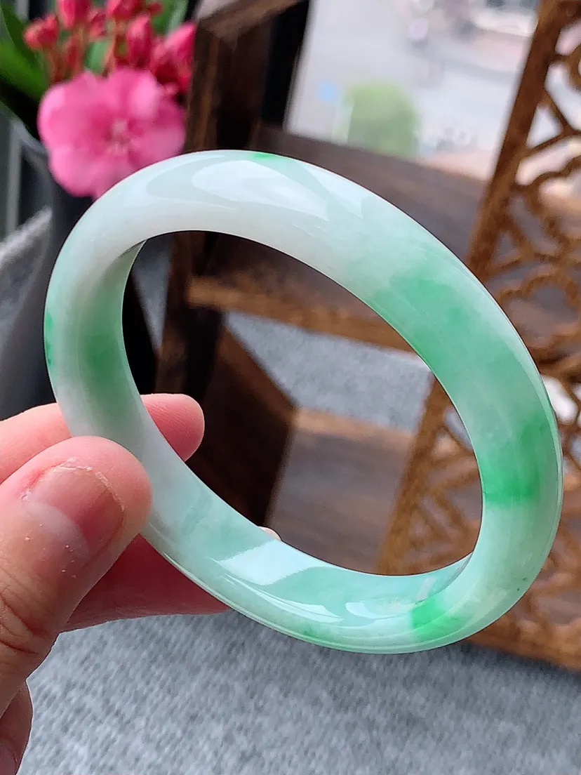 天然A货翡翠飘绿贵妃手镯55-56圈口 尺寸55×48×11.5×6.8mm 重量45.22g 0604