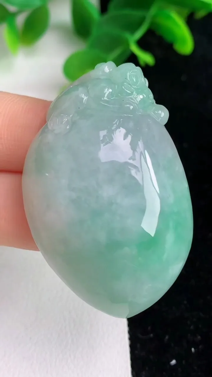 天然A货翡翠寿桃吊坠，尺寸47.6-31-13，重量:31.96g
6月6日