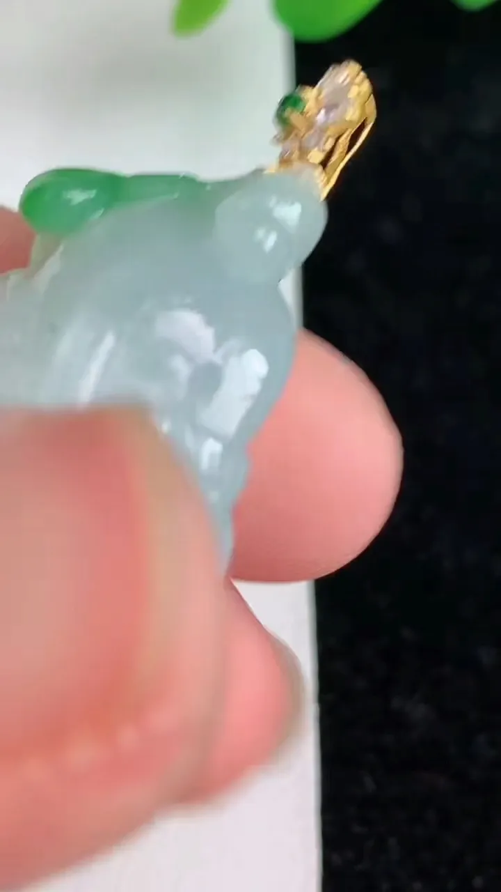 天然A货翡翠葫芦吊坠，尺寸28.4-19-12.3，重量12.46g
6月6日