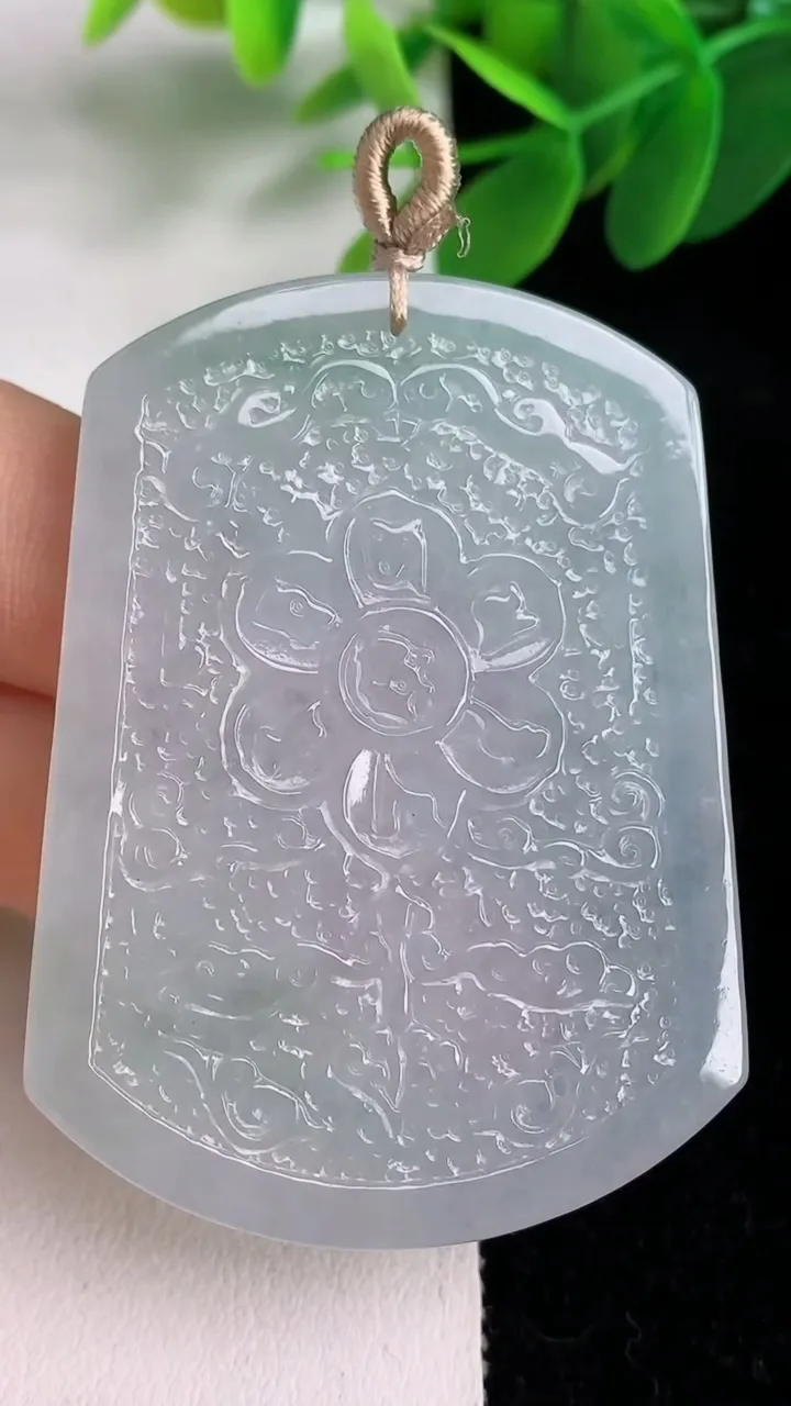 天然A货翡翠飘花仿古无事牌吊坠，尺寸54-40-5，重量:30.38g
6月6日
