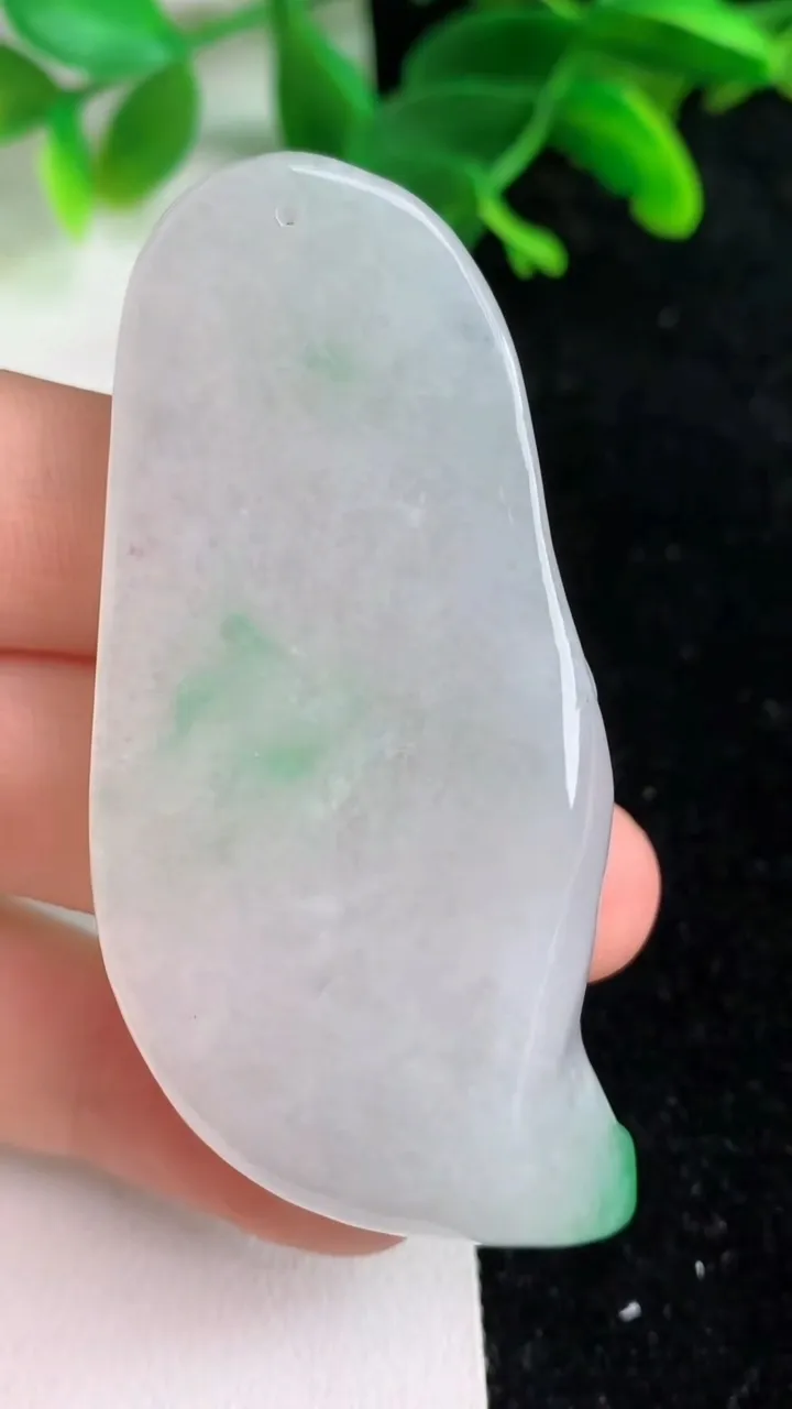 天然A货翡翠逍遥佛吊坠，尺寸66.8-29.3-12，重量:40.00g
6月6日