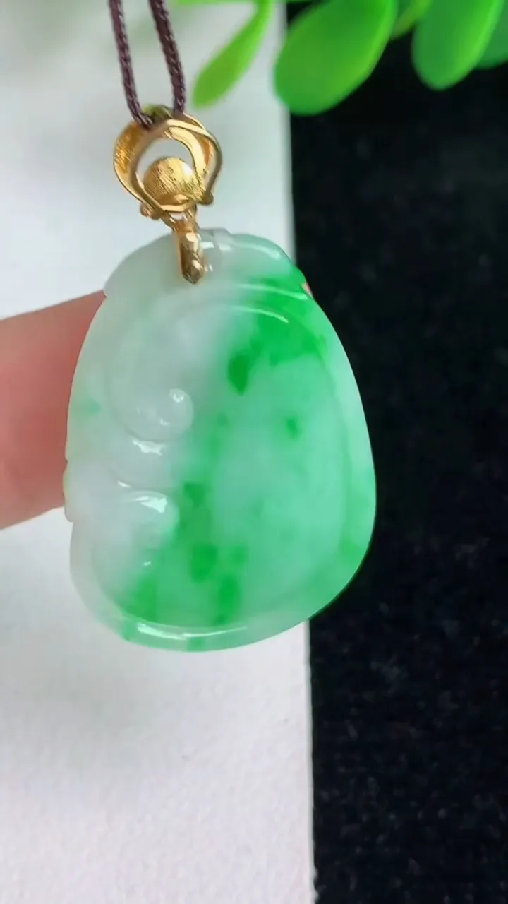 天然A货翡翠如意吊坠，尺寸29.3-20-3.6，重量:4.91g
6月6日