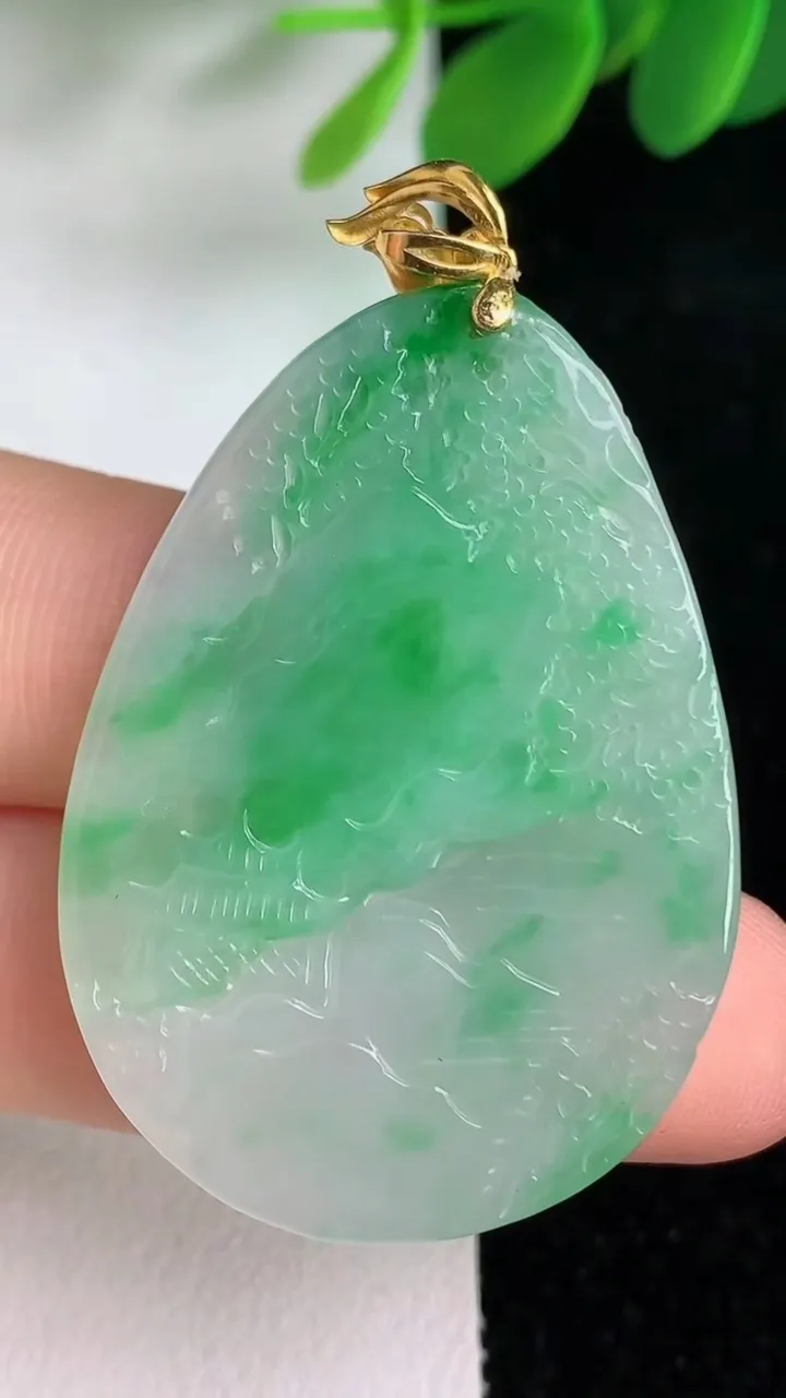 天然A货翡翠山水牌吊坠，尺寸28-29-4.7，重量:10.79g
6月6日
