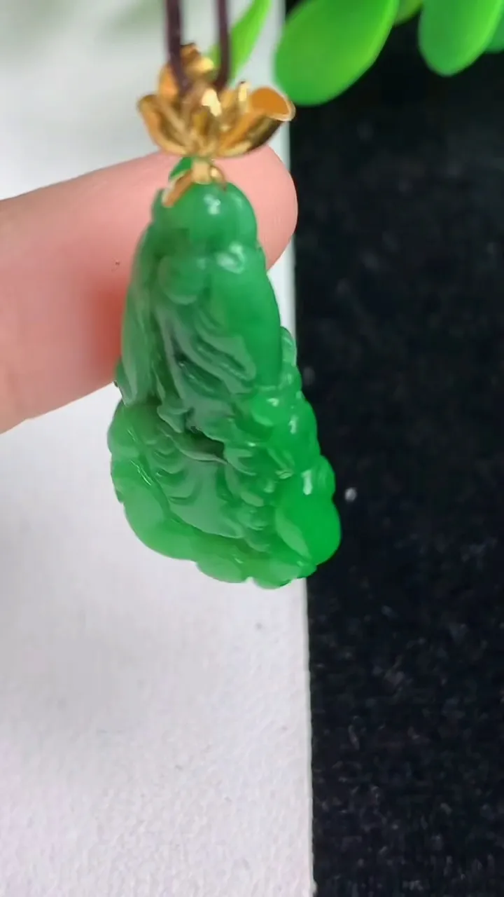 天然A货翡翠白菜吊坠，尺寸28.2-15.6-5.6，重量:4.55g
6月6日