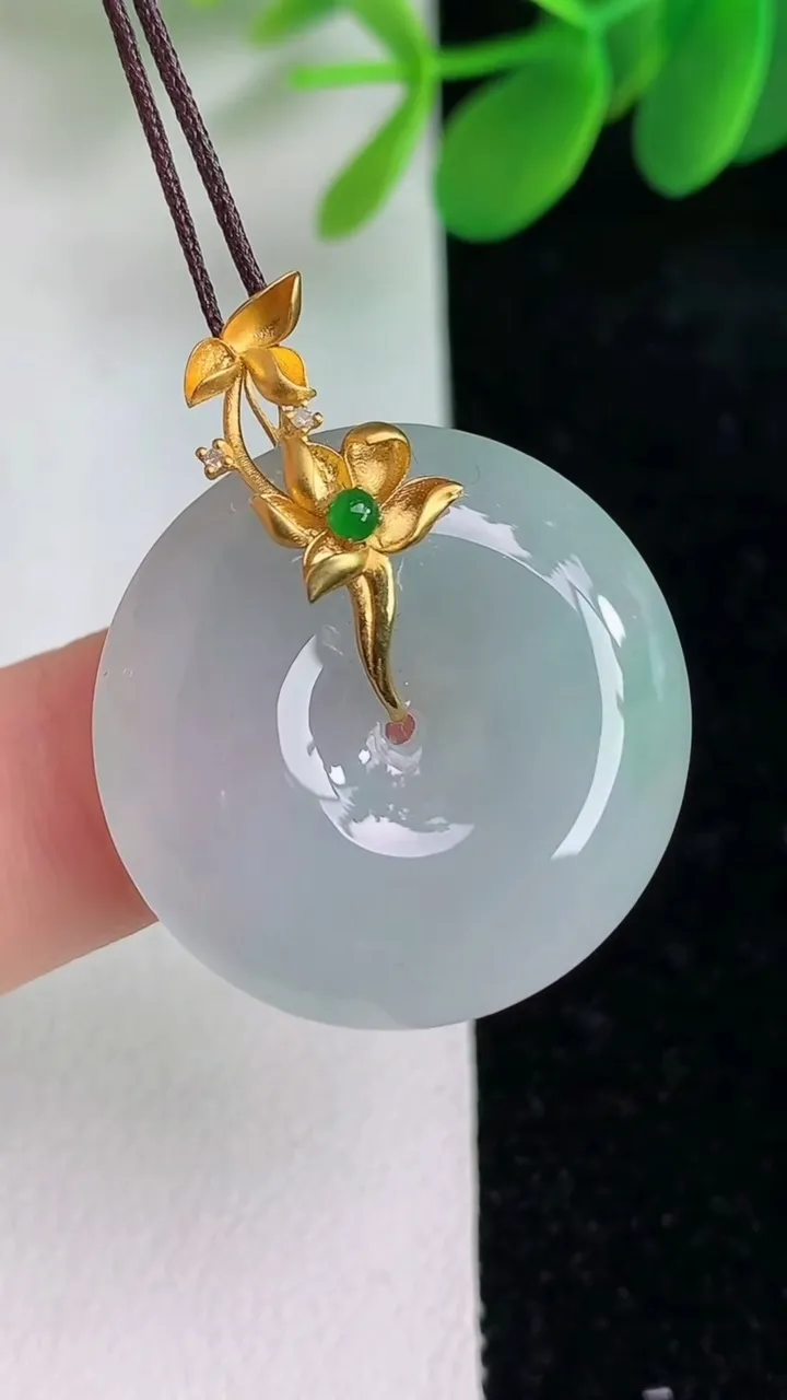 天然A货翡翠18k金飘花平安扣吊坠，尺寸25-6.4，重量:8.24g
6月6日