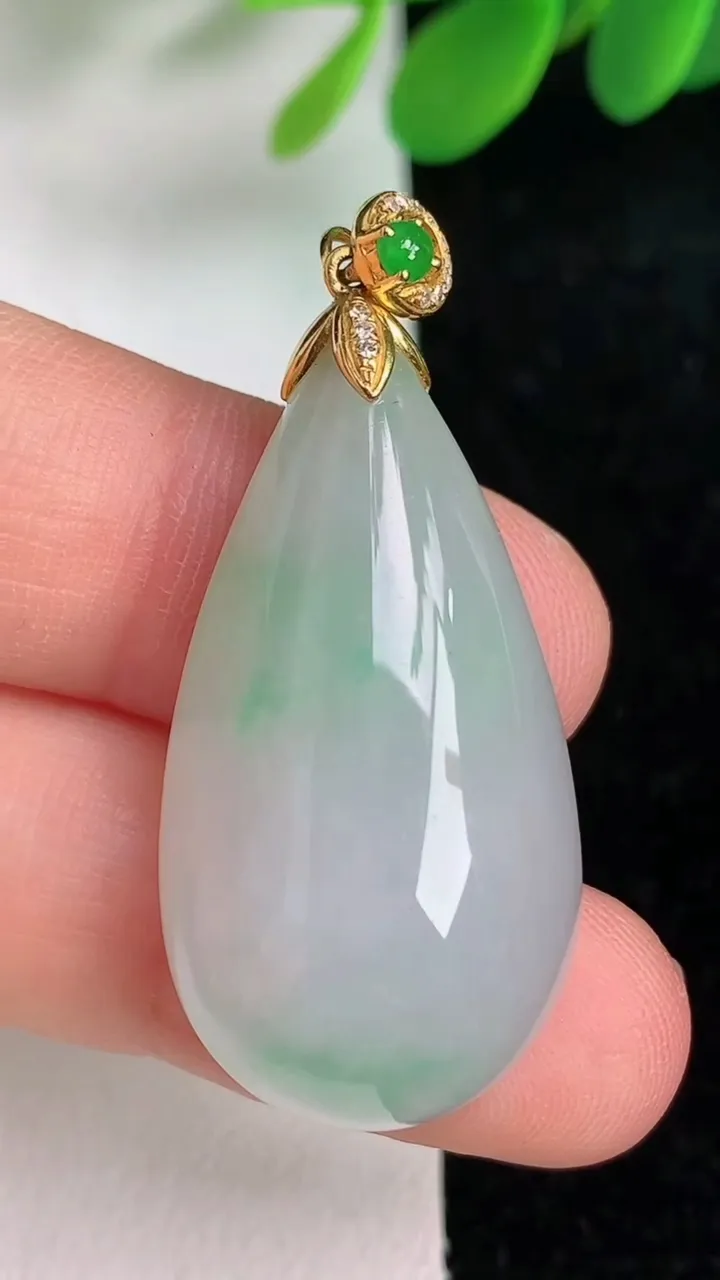 天然A货翡翠福瓜吊坠，尺寸34.3-17.4-10.2，重量:10.08g
6月6日