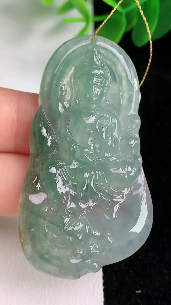 天然A货翡翠飘花观音菩萨吊坠，尺寸55.6-30.4-4.8，重量:17.33g
6月6日