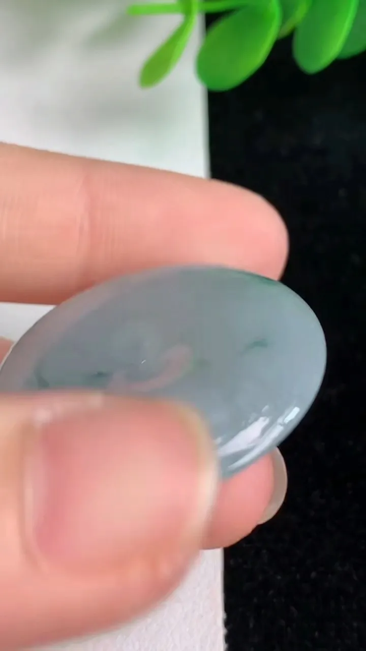 天然A货翡翠飘花平安扣吊坠，尺寸30.8-5.7，重量:11.39g
6月6日