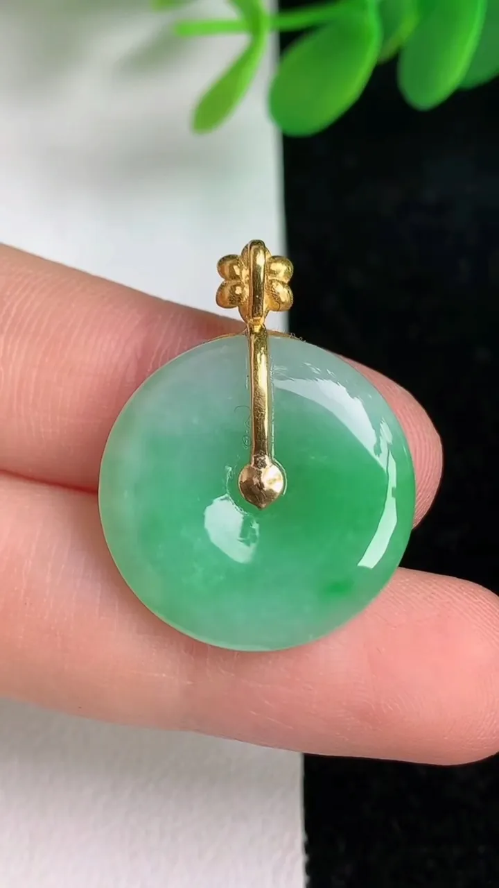 天然A货翡翠平安扣吊坠，尺寸21-3.8，重量:3.81g
6月6日