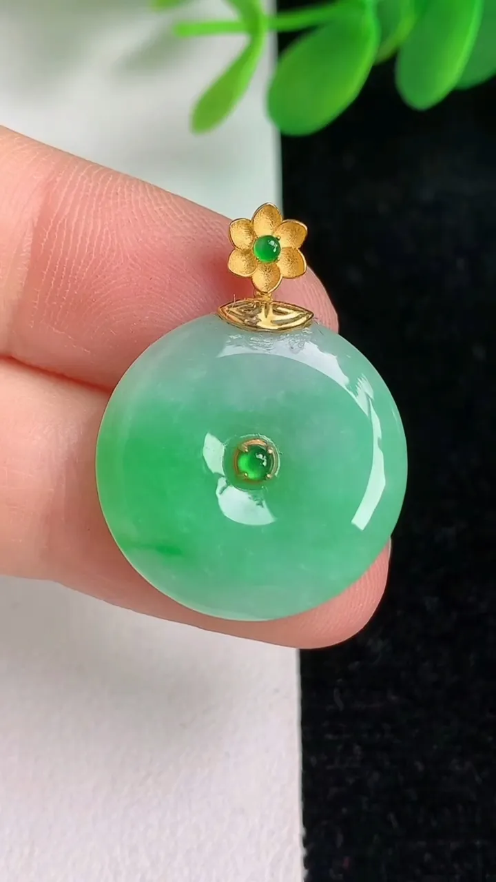 天然A货翡翠平安扣吊坠，尺寸21-3.8，重量:3.81g
6月6日