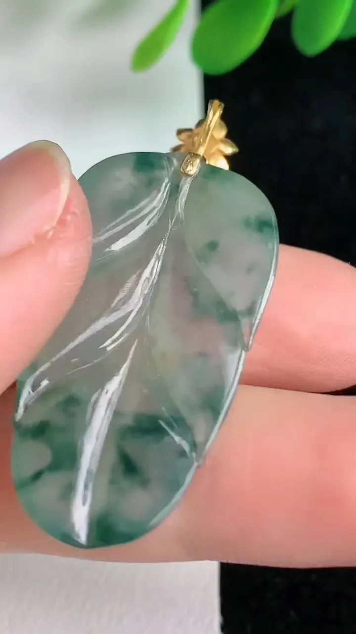 天然A货翡翠18k金飘花金枝玉叶叶子吊坠，尺寸35-19.7-3.8，重量:5.42g
6月6日