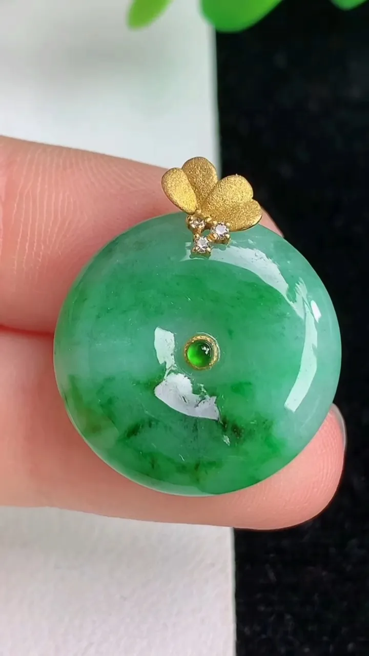 天然A货翡翠18k金飘花平安扣吊坠，尺寸21-5.5，重量:5.17g
6月6日
