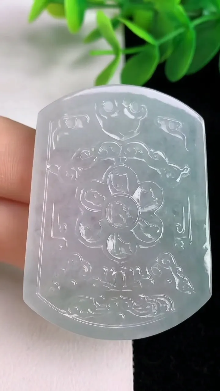 天然A货翡翠龙牌吊坠，尺寸52-38.4-4.4，重量:24.20g
6月6日