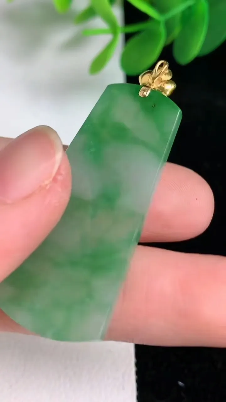 天然A货翡翠18k金飘花无事牌吊坠，尺寸41-20-3，重量:7.00g
6月6日