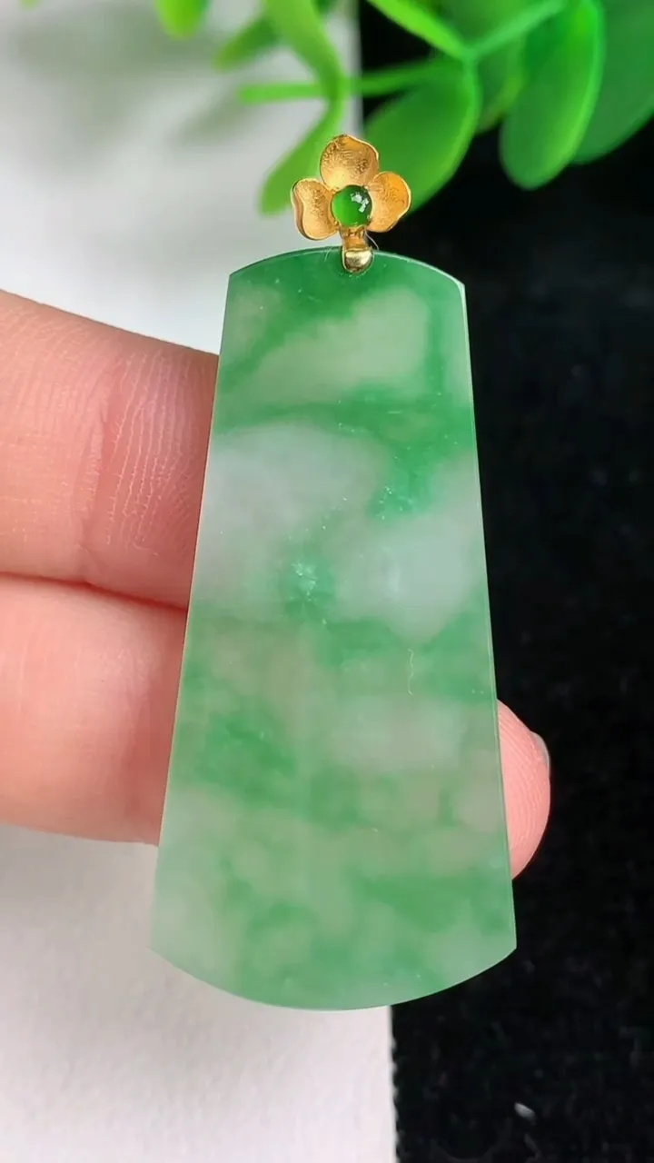 天然A货翡翠18k金飘花无事牌吊坠，尺寸41-20-3，重量:7.00g
6月6日