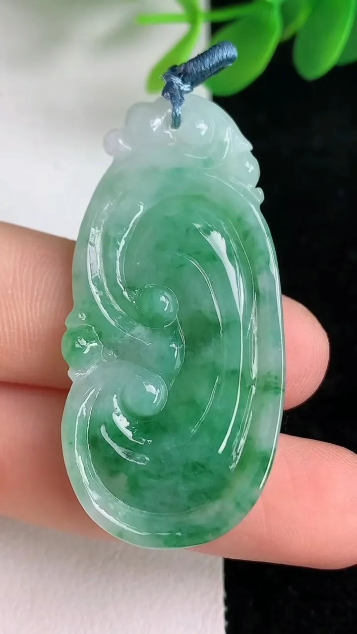 天然A货翡翠飘花如意吊坠，尺寸45-21-5.2，重量:9.61g
6月6日