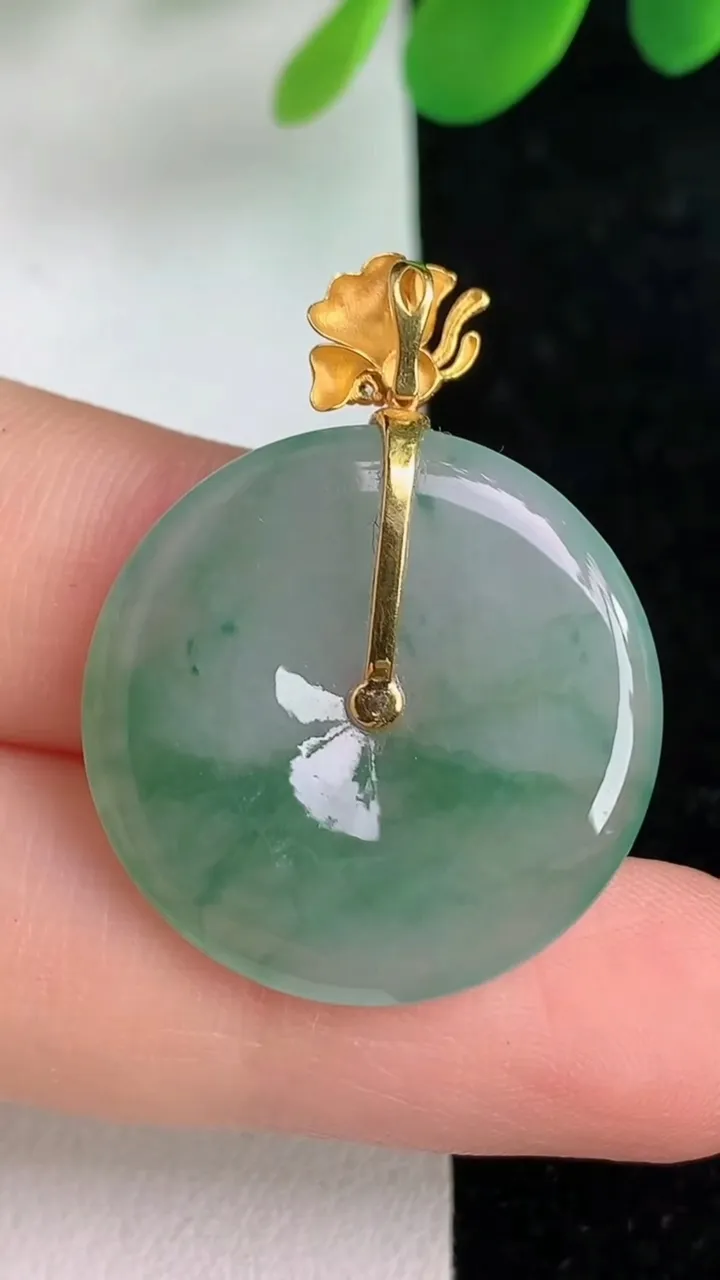 天然A货翡翠18k金飘花平安扣吊坠，尺寸23.8-3.7，重量:4.97g
6月6日