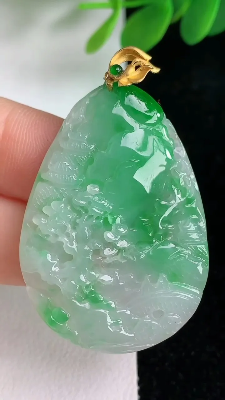 天然A货翡翠山水牌吊坠，尺寸28-29-4.7，重量:10.79g
6月6日