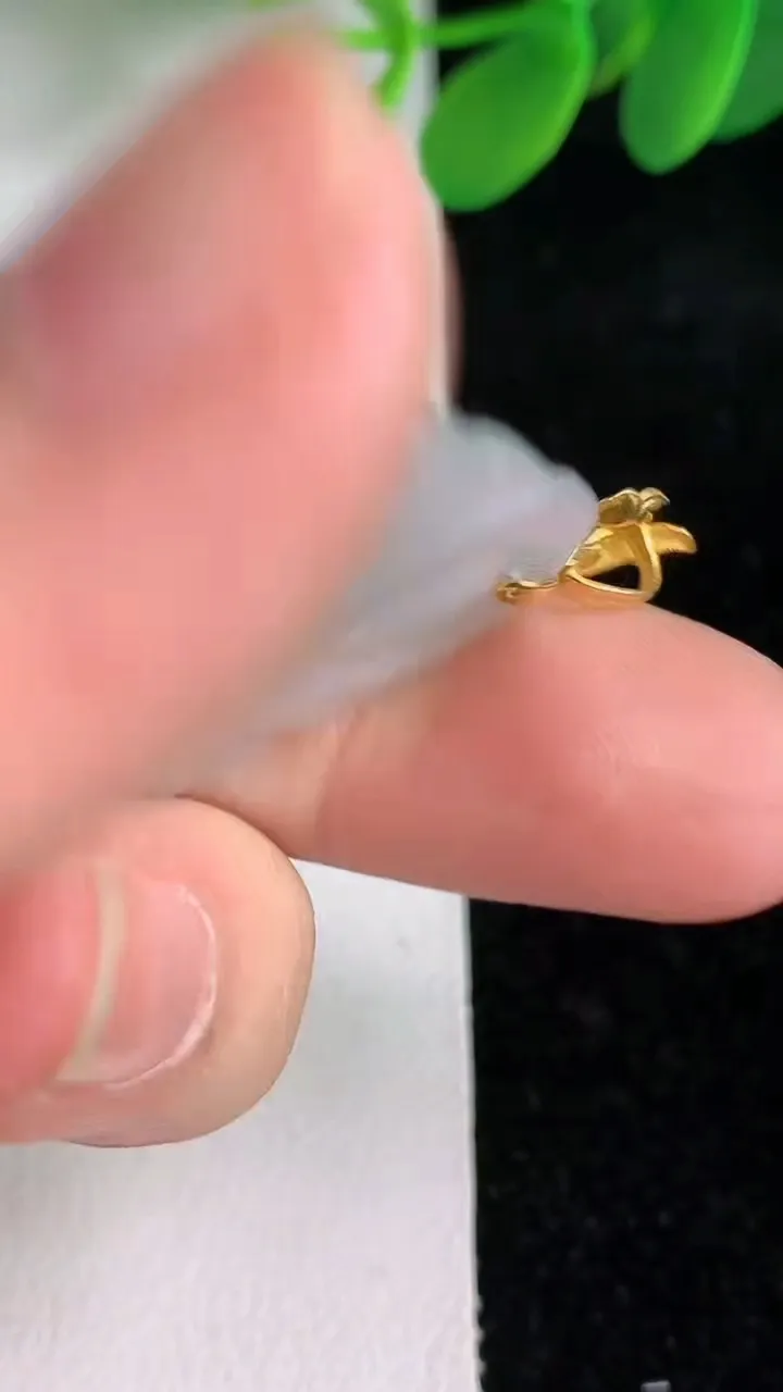 天然A货翡翠18k金飘花佛公吊坠，尺寸27-29.6-5.5，重量:7.48g
6月6日