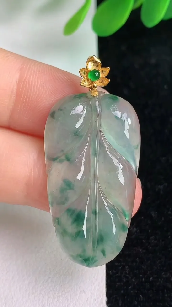 天然A货翡翠18k金飘花金枝玉叶叶子吊坠，尺寸35-19.7-3.8，重量:5.42g
6月6日