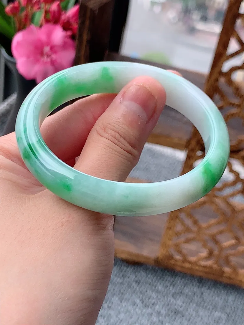 天然A货翡翠飘绿贵妃手镯55-56圈口 尺寸55×48×11.5×6.8mm 重量45.22g 0604