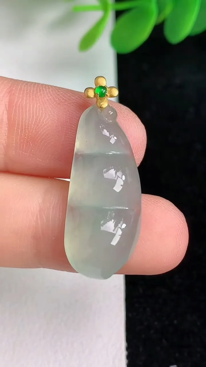 天然A货翡翠种福豆吊坠，尺寸26.7-11-5.7，重量:3.01g
6月6日