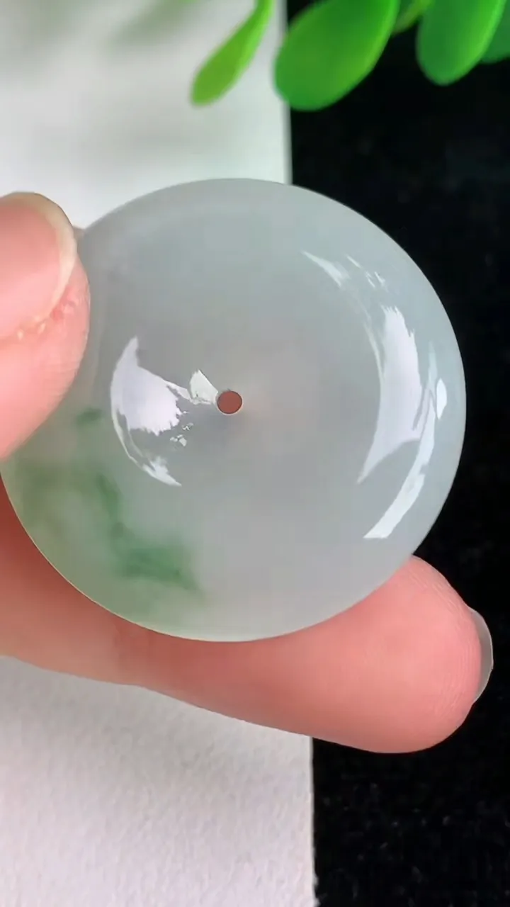 天然A货翡翠飘花平安扣吊坠，尺寸31-5.7，重量:11.14g
6月6日