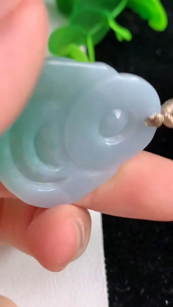 天然A货翡翠飘花佛公吊坠，尺寸33.3-33-4.5，重量:10.00g
6月6日