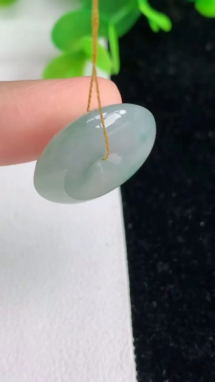 天然A货翡翠飘花平安扣吊坠，尺寸20-5.8，重量:5.38g
6月6日