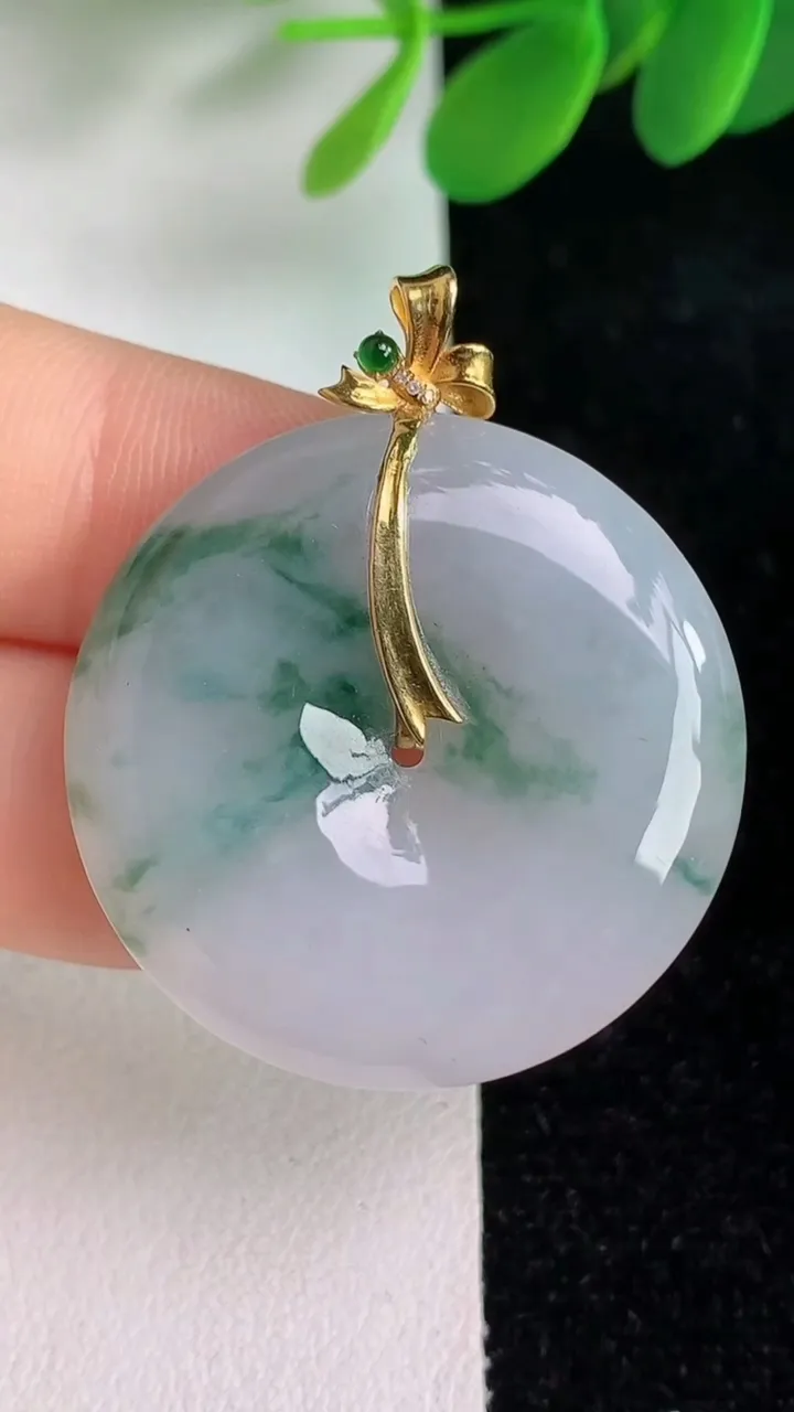 天然A货翡翠18k金飘花平安扣吊坠，尺寸31-5.5，重量:11.42g
6月6日