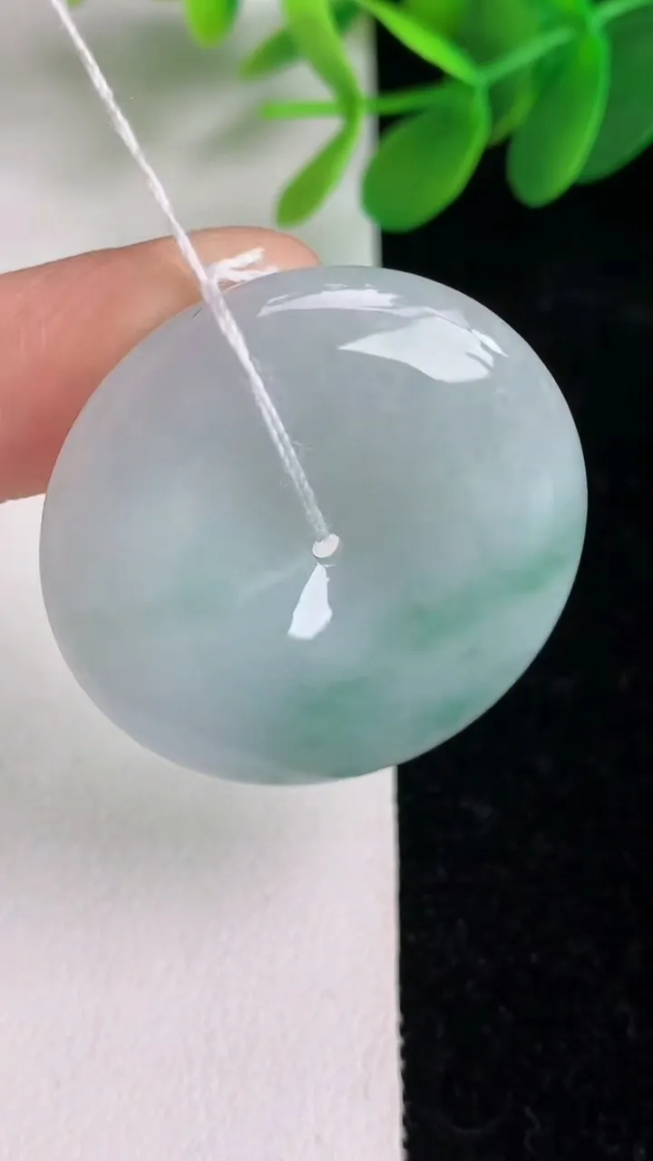 天然A货翡翠飘花平安扣吊坠，尺寸32.5-5.7，重量:13.02g
6月6日