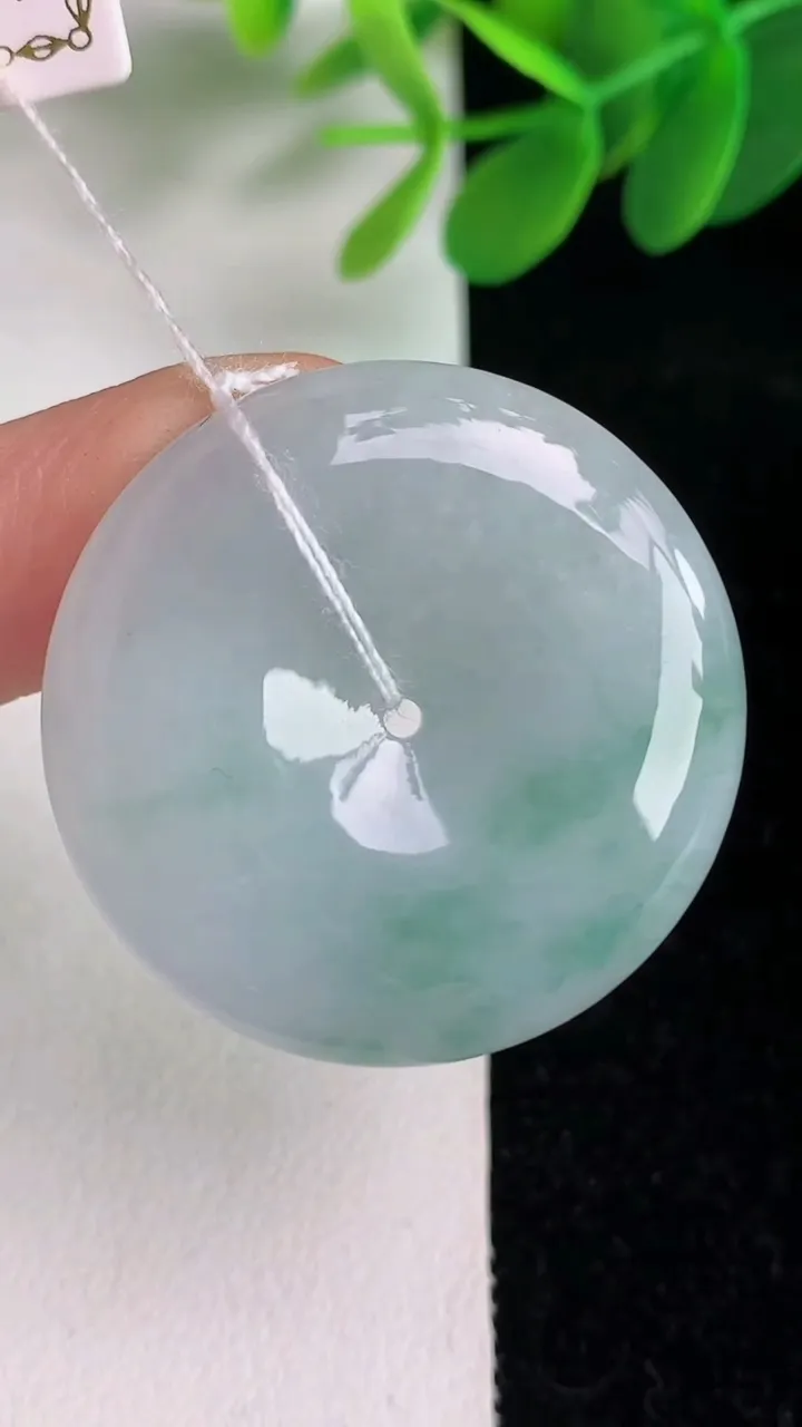 天然A货翡翠飘花平安扣吊坠，尺寸32.5-5.7，重量:13.02g
6月6日