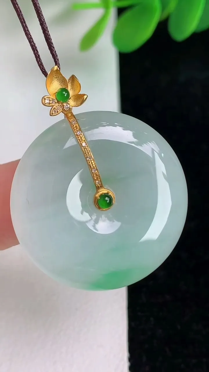 天然A货翡翠平安扣吊坠，尺寸26.5-5.6，重量:8.44g
6月6日