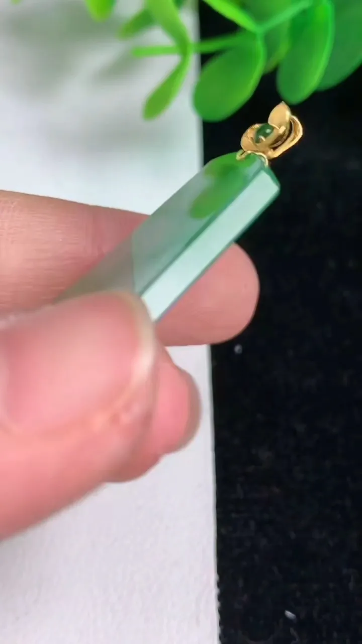 天然A货翡翠18k金飘花无事牌吊坠，尺寸41-20-3，重量:7.00g
6月6日