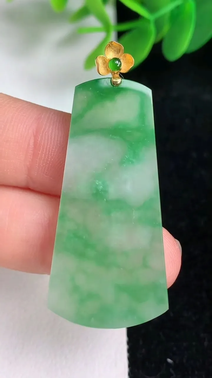 天然A货翡翠18k金飘花无事牌吊坠，尺寸41-20-3，重量:7.00g
6月6日