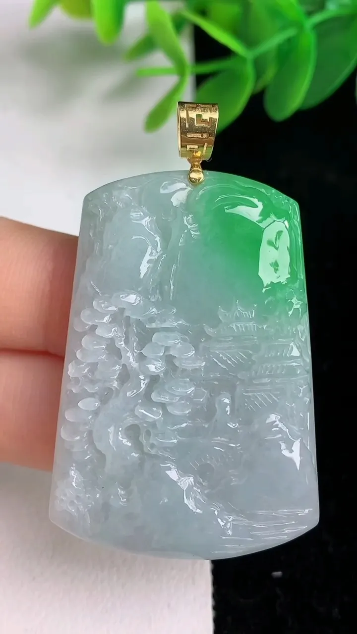 天然A货翡翠山水牌吊坠，尺寸44.4-31.3-6，重量:20.69g
6月6日