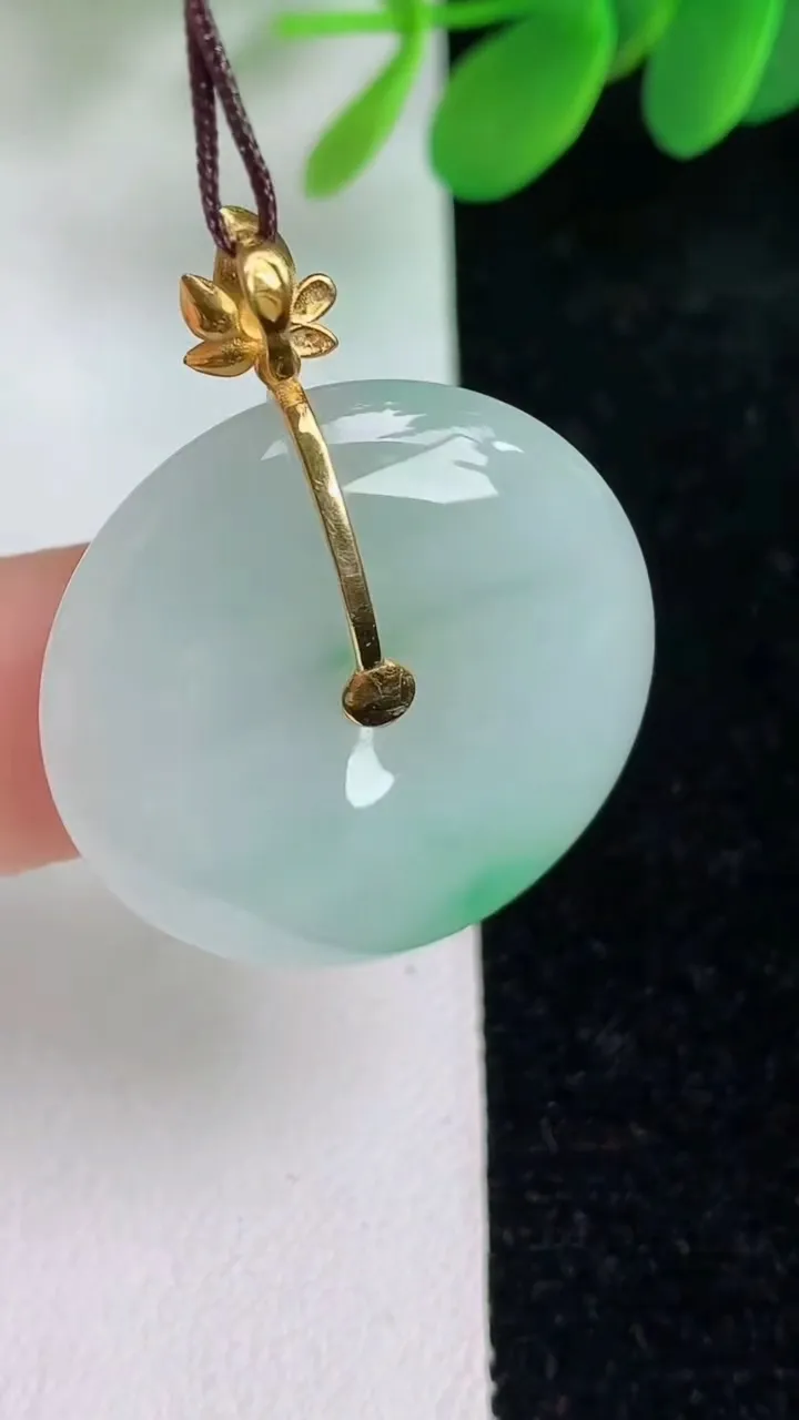 天然A货翡翠平安扣吊坠，尺寸26.5-5.6，重量:8.44g
6月6日