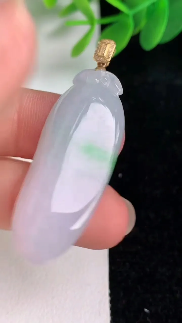 天然A货翡翠福瓜吊坠，尺寸40-16.6-8.6，重量:10.45g
6月6日