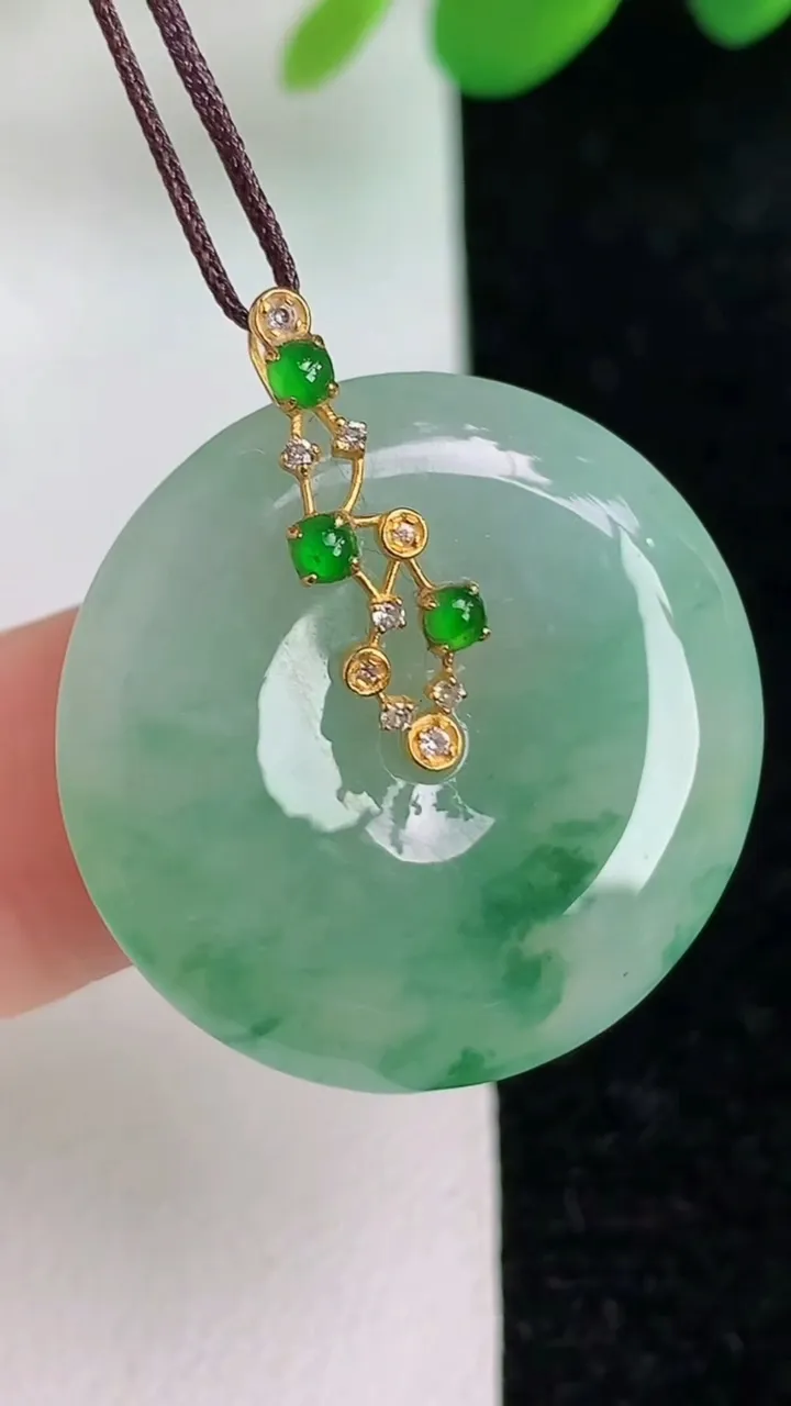 天然A货翡翠18k金飘花平安扣吊坠，尺寸24.6-4.6，重量:6.14g
6月6日