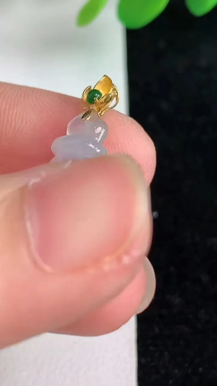 天然A货翡翠掌上明珠吊坠，尺寸26.5-10-3.6，重量:2.21g6月6日
工厂直销收藏佳品,种好水足，色泽均匀，有种有色，上手高大气！