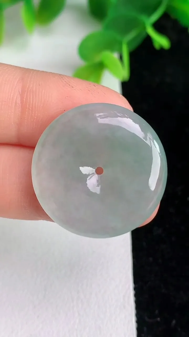 天然A货翡翠飘花平安扣吊坠，尺寸25-4.3，重量:5.60g
6月6日