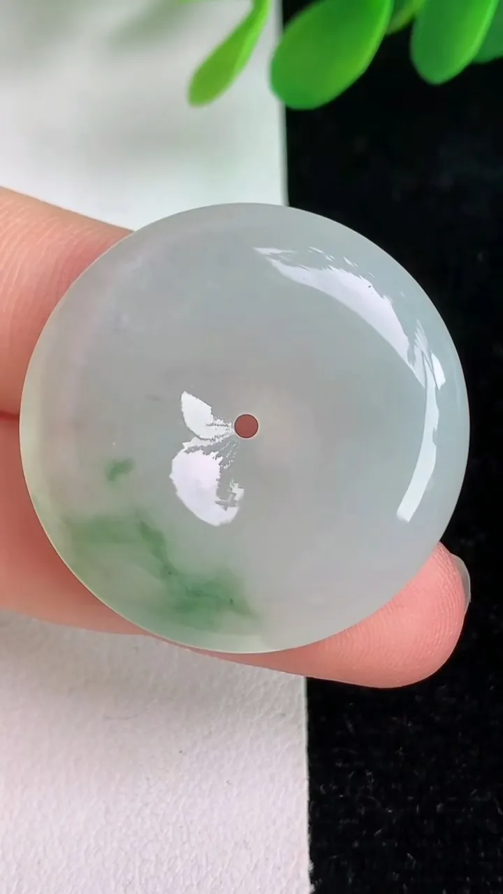 天然A货翡翠飘花平安扣吊坠，尺寸31-5.7，重量:11.14g
6月6日
